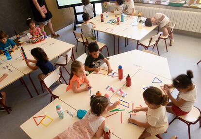 Alumnos de Infantil en el colegio de la Font d'En Carròs.