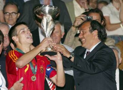 Azpilicueta recibe la copa del torneo de Michel Platini, presidente de la UEFA.