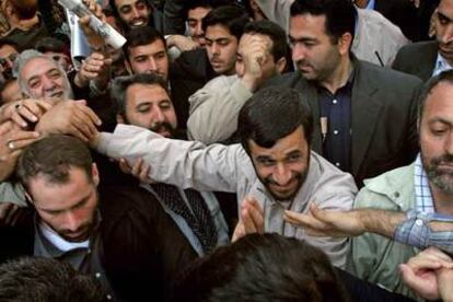 El presidente iraní, Mahmud Ahmadineyad (en el centro), tras participar ayer en una plegaria en Teherán.