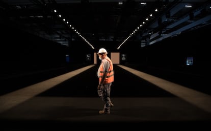 Un trabajador camina en la pasarela de la  Mercedes-Benz Fashion Week Madrid, en Ifema.