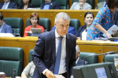 El lehendakari Urkullu, en el pleno de control del Parlamento celebrado este viernes.