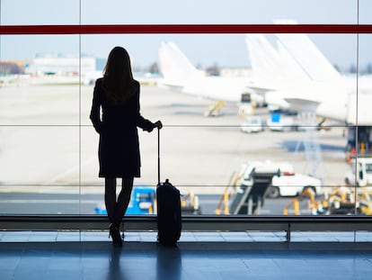 Una viajera espera en la zona de embarque de un aeropuerto para coger su vuelo.