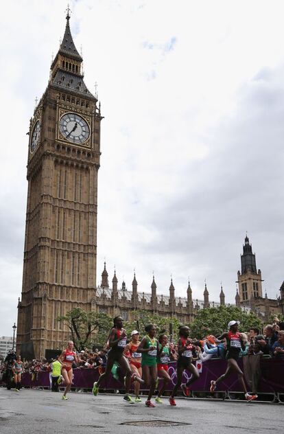 Las corredoras pasan por delante del Big Ben y el Parlamento británico.