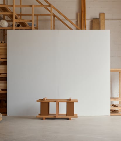 La colección Acto de Malva Office es un ejercicio de pureza y elegancia entre la madera y la piel.