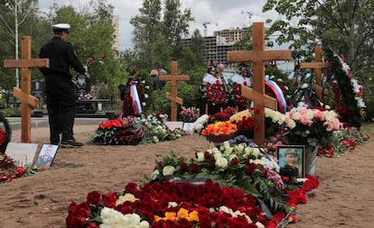 Entierro este sábado en San Petersburgo de los marinos muertos el pasado 1 de julio en un submarino ruso.