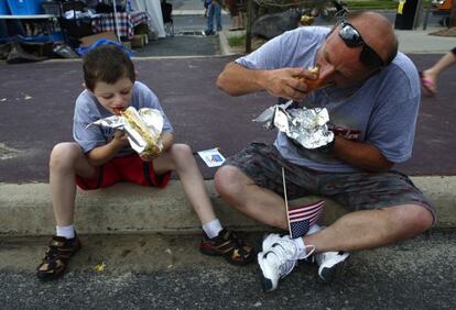 Dos estadounideses celebran la fiesta nacional comiendo perritos calientes en New Jersey.