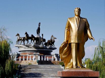 Puño de hierro, kilos de oro. Estatua de oro de Niyázov, quien ejerció el poder absoluto en Turkmenistán de 1985 a 2006.