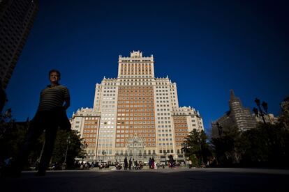 El Edificio España visto desde la plaza homónima.