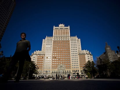 El Edificio España visto desde la plaza homónima.