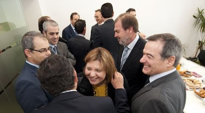 La consejera de Infraestructuras, Isabel Bonig, con los representantes de la Federaci&oacute;n de Contratistas.