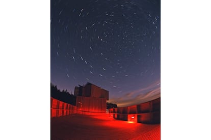 Además del lugar más silencioso del Reino Unido, según un profesor de ingeniería acústica de la Universidad de Salford, la reserva forestal de Kielder, en Northumberland, cuenta con observatorio (en la foto) y uno de los cielos con menor contaminación lumínica de las islas británicas.