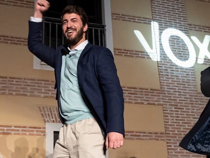 El candidato de Vox a la presidencia de Castilla y León, Juan García-Gallardo, a la izquierda, y el presidente de Vox, Santiago Abascal, en la noche electoral del 13-F.