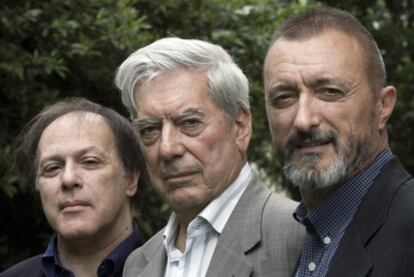 Javier Marías, Mario Vargas Llosa y Arturo Pérez-Reverte en 2008, en el encuentro <i>Lecciones y maestros,</i> en Santillana del Mar.