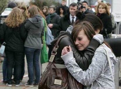 Estudiantes del Albertville lloran por la muerte de nueve de sus compañeros y tres profesoras.