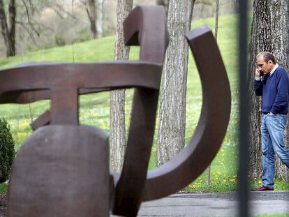 Luis Chillida, hijo del artista y portavoz de la familia, hablando por teléfono, ayer en el parque del museo Chillida-Leku.