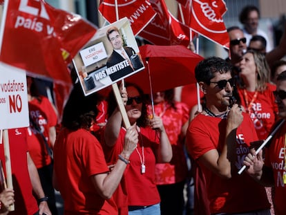 Los trabajadores de Vodafone protestan contra el expediente de regulación de empleo (ERE) planteado para un total de 1.198 trabajadores, el 36,65 % de los 3.268 empleados con los que cuenta Vodafone en España, este miércoles en València.-EFE/ Kai Forsterling