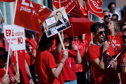 Los trabajadores de Vodafone protestan contra el expediente de regulación de empleo (ERE) planteado para un total de 1.198 trabajadores, el 36,65 % de los 3.268 empleados con los que cuenta Vodafone en España, este miércoles en València.-EFE/ Kai Forsterling