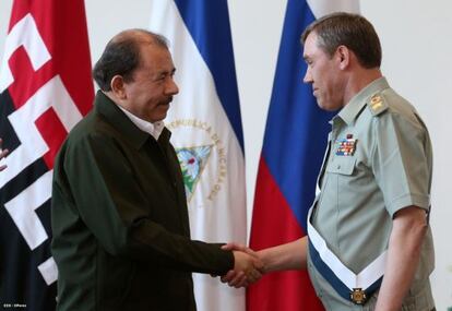 Ortega saluda al jefe del Estado Mayor ruso, el general Gerasimov