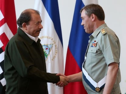 Ortega cumprimenta o chefe do Estado-Maior russo, general Gerasimov.