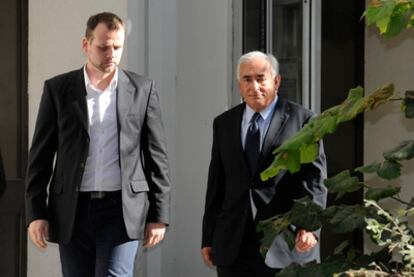 Dominique Strauss-Kahn (derecha) abandona las oficinas de la Brigada de Represión de la Delincuencia contra las Personas (BRDP).