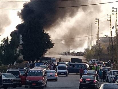 La columna de humo originada por la explosión en Tleil, en el norte de Líbano, este domingo.