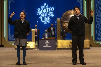 Los niños de San Ildefonso cantan el segundo quinto premio del Sorteo de la Lotería de Navidad, el 70316, en el Teatro Real de Madrid, este miércoles.