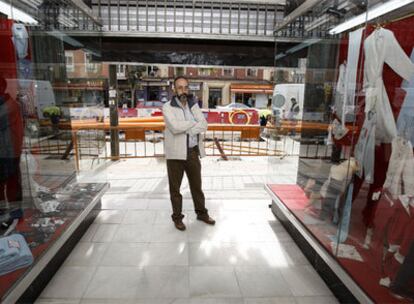 DEL AJUAR A LAS MEDIAS. El padre de Jesús Pastor inició la saga. Él abrió Selecciones en el 26 de General Ricardos. A su comercio llegaron los pijamas de dibujos, los biquinis y las medias<i>.</i> Después de 40 años, Selecciones "se vende". Cuando consiga comprador y pague sus deudas, buscará un lugar donde empezar de nuevo. "¿Dónde me van a contratar con 50 años?".
