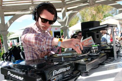 ¿Te resulta familiar este dj? Sí, es Elijah Wood, que por lo que vemos tiene más habilidades que las cinematográficas.