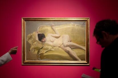 La obra 'Desnudo en el diván amarillo' de Joaquín Sorolla, en la exposición ‘Mujeres. Entre Renoir y Sorolla', este martes en la Fundación Unicaja de Sevilla.