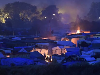 Imagem noturna do acampamento de Calais.