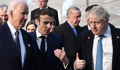 El presidente estadounidense, Joe Biden, con sus homólogos francés, Emmanuel Macron, y británico, Boris Johnson, en la sede de la OTAN en Bruselas el pasado 24 de marzo.