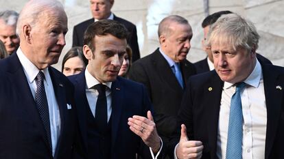 El presidente estadounidense, Joe Biden, con sus homólogos francés, Emmanuel Macron, y británico, Boris Johnson, en la sede de la OTAN en Bruselas el pasado 24 de marzo.