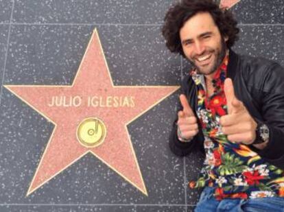 Raúl Gómez en el Paseo de la Fama de Hollywood.