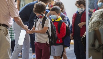 Medio año después del cierre escolar decretado en plena primera ola de la epidemia, 8,2 millones de alumnos preuniversitarios regresan este mes a las aulas —en buena parte de las comunidades, a partir de este lunes—. En la imagen, dos alumnos se limpian las manos con alcohol antes de entrar en el colegio Aldapeta María, de San Sebastián (Gipuzkoa).