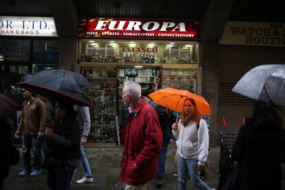 Varias personas pasan delante de un estanco en Gibraltar el pasado domingo.