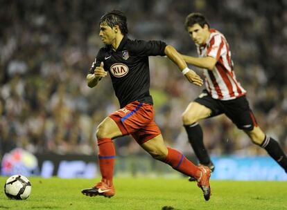 Una internada de Agüero perseguido por Javi Martínez, el autor del tanto de la victoria del Athletic.