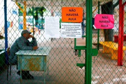 Um guarda permanece na entrada de uma escola pública em Brasília, que foi fechada para impedir o avanço do novo coronavírus, em 12 de março.