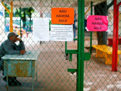 Um guarda permanece na entrada de uma escola pública em Brasília, que foi fechada para impedir o avanço do novo coronavírus, em 12 de março.