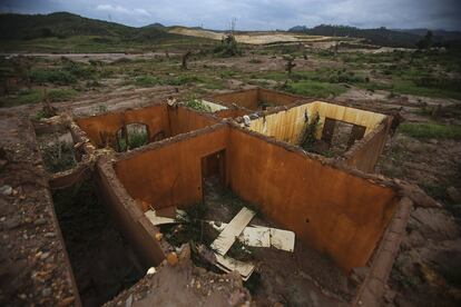 Un año después, las víctimas de Bentos siguen realojadas en su mayoría en la localidad de Mariana, en régimen de alquiler, pagado por Samarco, y con una indemnización mensual de 1.200 reales (unos 370 dólares), que en el caso de Mendes recibe su mujer, pero no él. En la imagen, una casa destruida en el poblado de Bento Rodrigues.