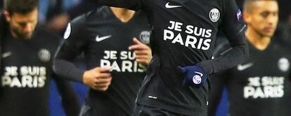 La camiseta de los jugadores del Paris Saint-Germain luce un homenaje a las víctimas de los atentados de París.