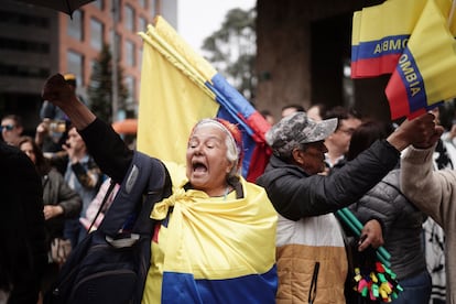 Una mujer grita en apoyo a Miguel Uribe Turbay durante la manifestación pacífica que se dirige hacia la Fundación Santa Fe, donde los médicos intentan salvar la vida del congresista.