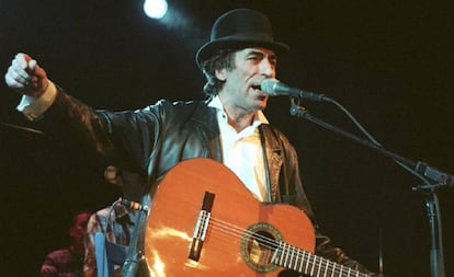 Joaquín Sabina, durante su concierto de presentación de '19 días y 500 noches' en el Museo del Ferrocarril de Madrid (1999). 