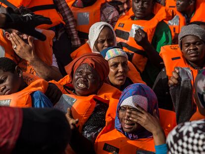 Los migrantes a bordo de un bote de goma frente a la costa libia reciben ayuda de los rescatistas a bordo del barco de ayuda Open Arms, de la ONG española Proactiva Open Arms, el sábado 30 de junio de 2018.