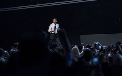 El presidente Obama salta al escenario del Teatro Nokia en Los &Aacute;ngeles, donde se celebr&oacute; un concierto de recaudaci&oacute;n. 