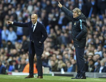 Zinedin Zidane (i), entrenador de Real Madrid, reacciona junto a Manuel Pellegrini (d), su colega de Manchester City.