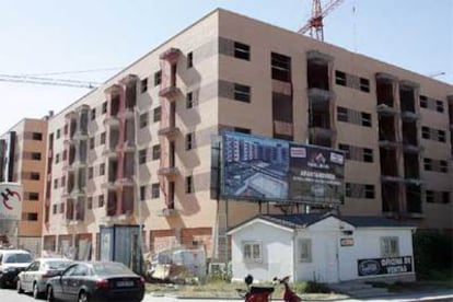En el polígono de Las Mercedes de San Blas se anuncia la venta de apartamentos turísticos camuflados como pisos.