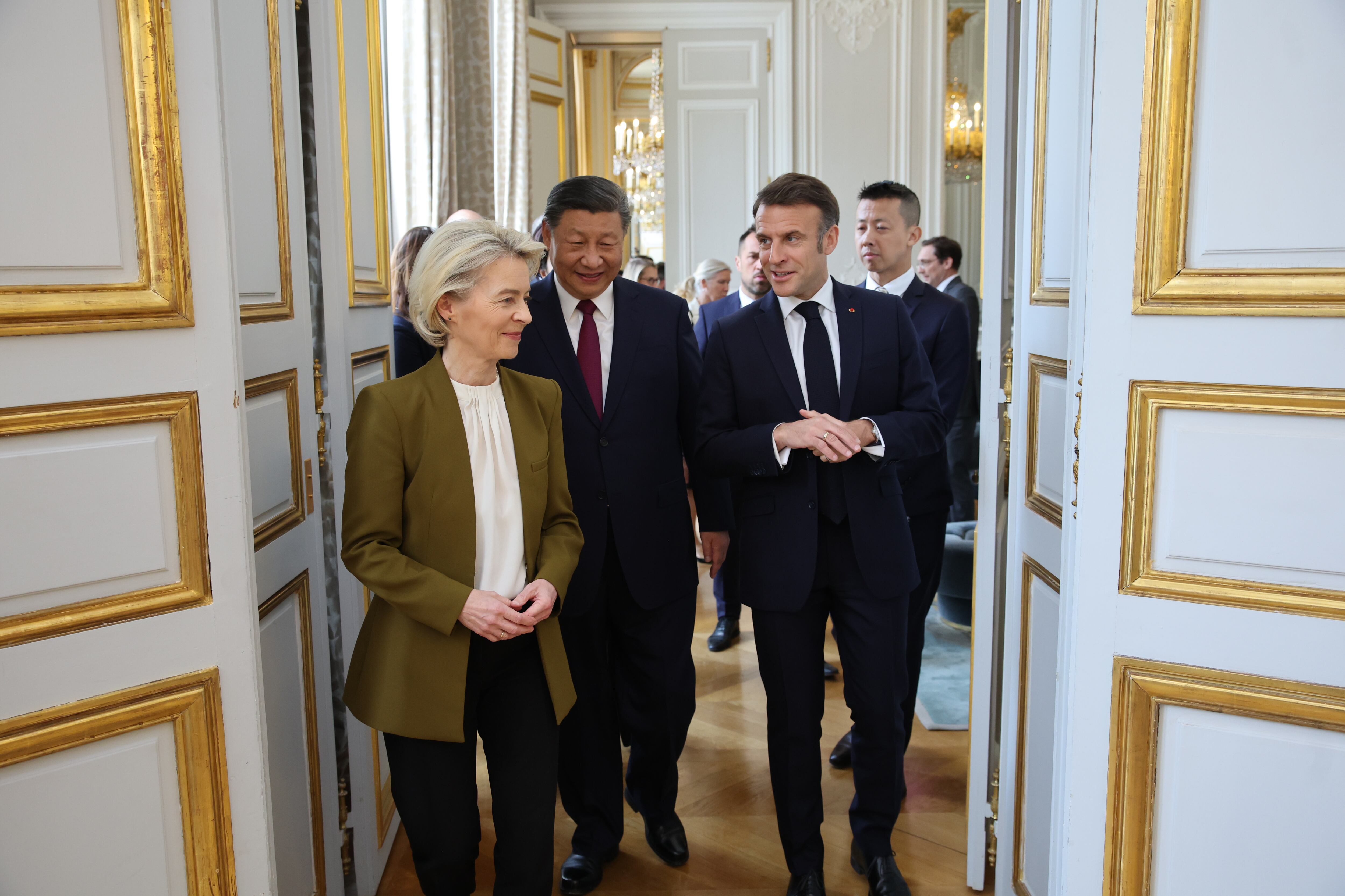 La presidenta de la Comisión Europea, Ursula von der Leyen, el presidente de China, Xi Jinping, y el presidente francés, Emmanuel Macron, este lunes en París.