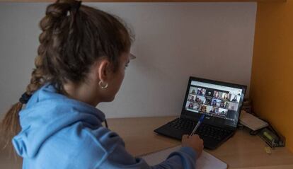 Una estudiant de 4t d'ESO segueix una classe per videoconferència.