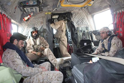 Soldados emiratíes de la coalición árabe en un helicóptero en una base militar a 100 kilómetros del puerto de Hodeida, en Yemen, en enero de 2019.