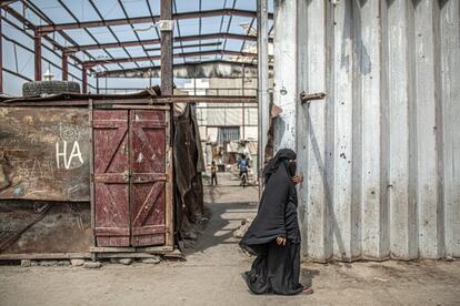 Antes, el campo informal de desplazados en el Distrito de Mahalaeste era un almacén de mercancías, pues el puerto está cerca. La mayoría de personas que viven aquí huyeron de otras zonas de Yemen afectadas por el conflicto, como Hodeida. El descampado en el que viven está lleno de basuras y su situación es muy precaria: sin agua, sin baño ni refugio en condiciones; las chabolas están construidas con las láminas de metal que cubrían una antigua nave del lugar.